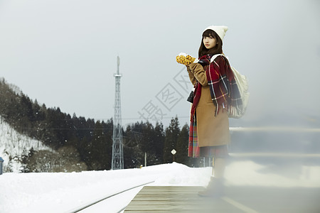 路边冬天女孩手捧着雪图片