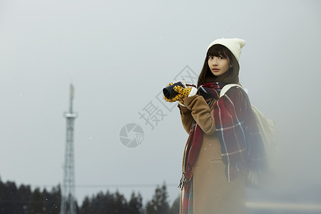 冬天女孩在雪景中拍摄图片