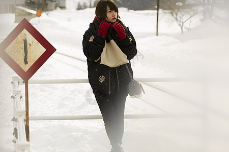 冬天女孩在旅途雪景路边图片