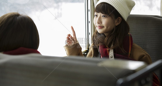 冬季女孩旅行雪景观光乘车图片