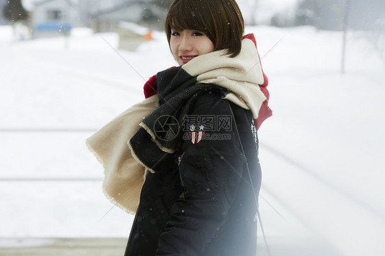 在旅途雪景路边的女孩图片