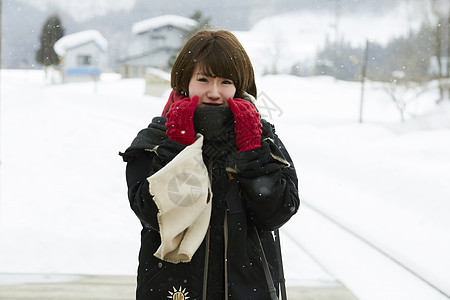 在旅途雪景路边的女孩图片