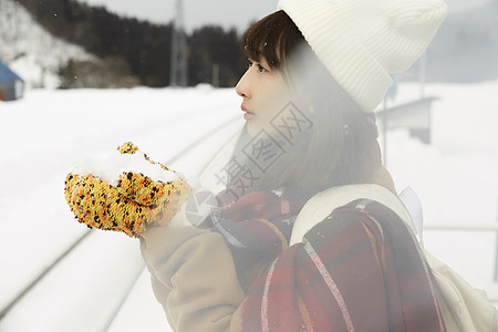 路边冬天女孩手捧着雪图片