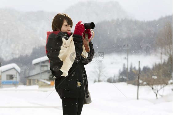 游客冬天在雪地里漫步摄影图片