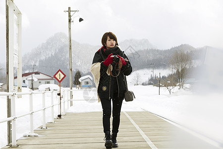 游客冬天在雪地里漫步图片