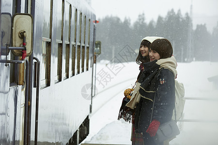 冬季在雪地里等车的女孩图片