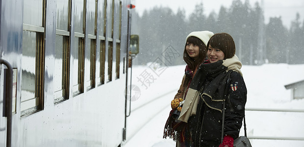 冬季在雪地里等车的女孩图片