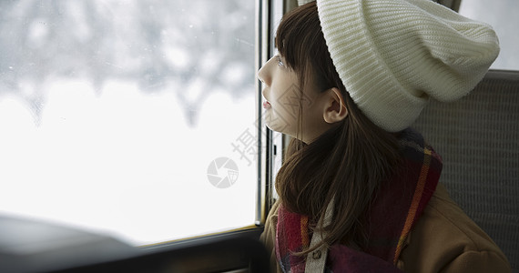 东北雪景旅行女孩欣赏冬季雪景背景