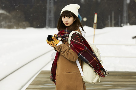 旅行女孩欣赏冬季雪景图片