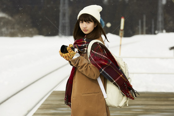 旅行女孩欣赏冬季雪景图片