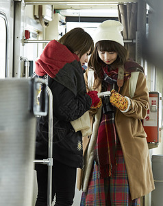 冬季女孩旅行雪景区乘坐本地线图片