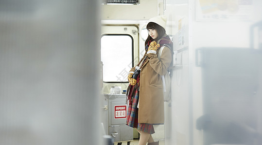 女性乘坐火车旅行图片