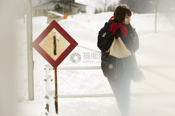 冬天在雪地里漫步的女学生图片