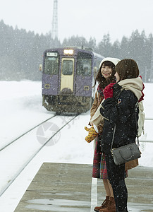 幸福享受愉快雪景旅行的女人图片