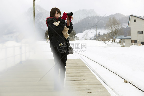 享受雪景旅行的女人图片