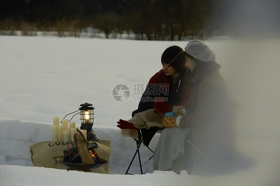 享受雪地下午茶的女人图片