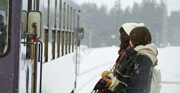 幸福享受愉快雪景旅行的女人图片