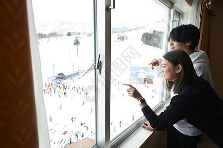 情侣在酒店看窗外雪景图片