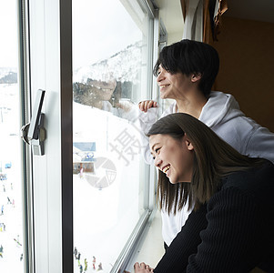 情侣在酒店看窗外雪景图片