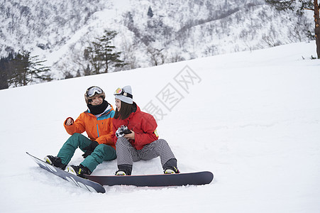 双人滑雪在雪山滑雪的情侣背景
