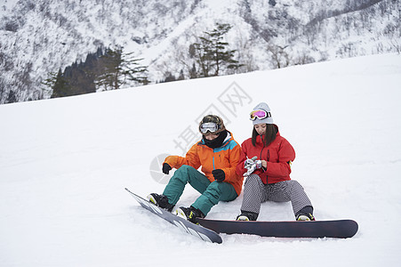 在雪山滑雪的情侣图片