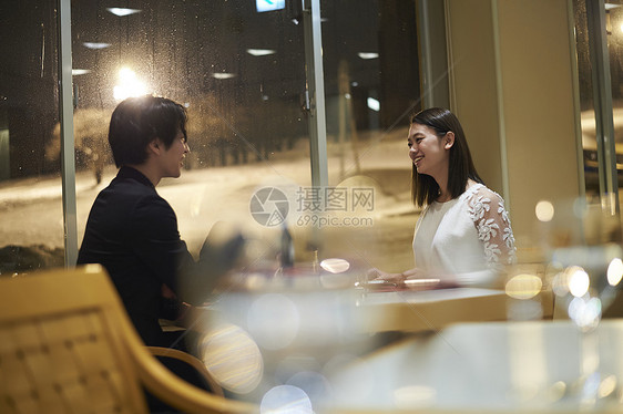 情侣在西餐厅约会图片