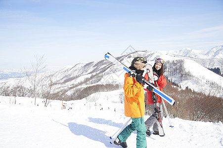 在雪山滑雪的情侣图片