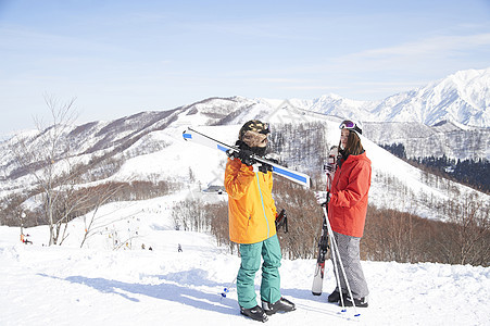 在雪山滑雪的情侣图片