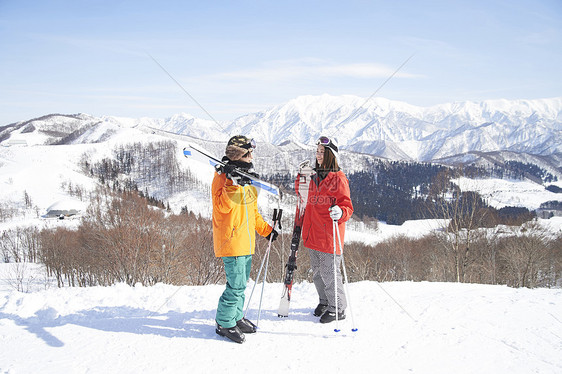 户外滑雪的夫妇图片