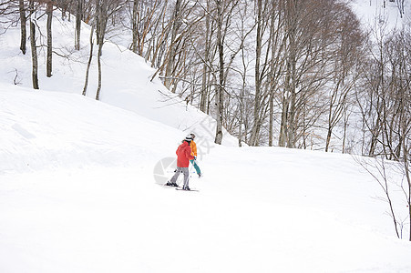 雪坡滑雪的少女图片