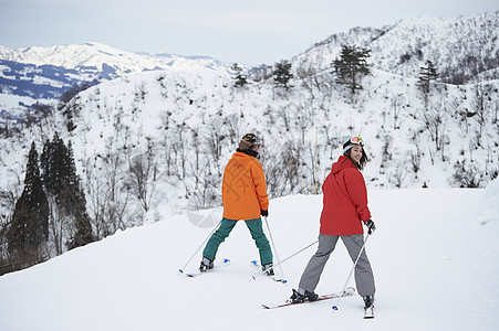 雪坡滑雪的年轻人图片