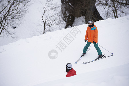 滑雪运动员在滑雪图片