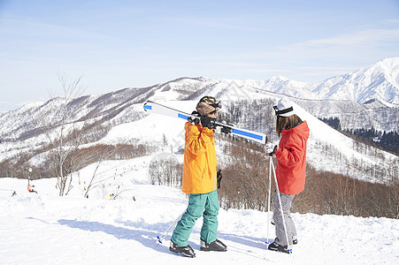 滑雪运动员在滑雪图片