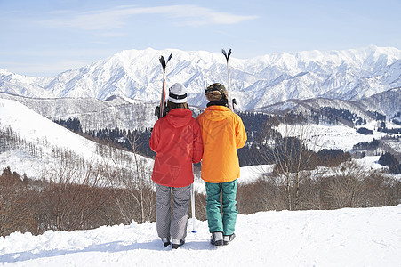 滑雪运动员在滑雪图片