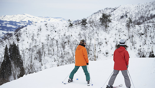 滑雪道上的滑雪爱好者图片