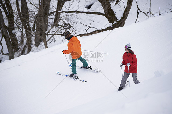 滑雪度假区滑雪的年轻情侣图片