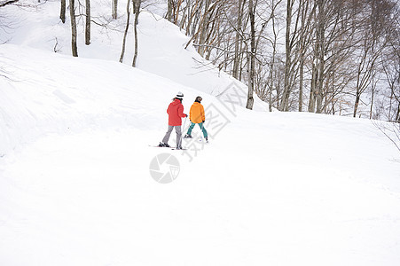 滑雪道上的滑雪爱好者图片