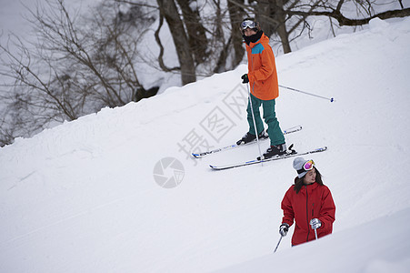 滑雪场滑雪的年轻女夫妇图片
