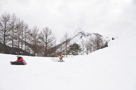 滑雪胜地滑雪的雪板夫妇图片