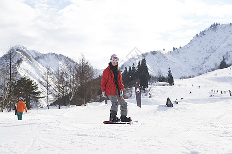 滑雪场练习滑雪的女性图片