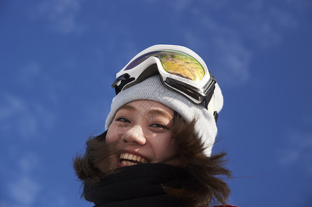 笑容初级的旅途滑雪胜地女肖像图片
