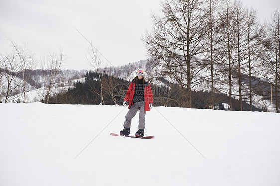 滑雪胜地滑雪的女孩图片