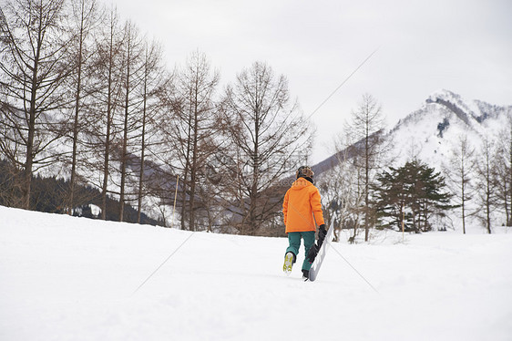 户外滑雪的年轻人图片