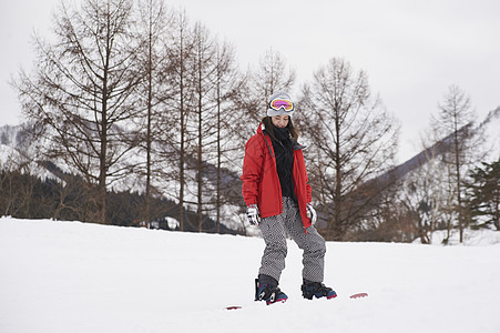 户外滑雪的少女图片