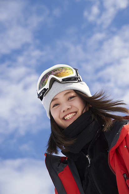 户外滑雪的少女图片