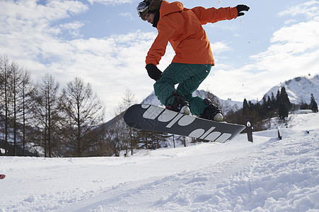 户外滑雪跳跃的男子图片