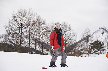 户外滑雪的少女图片