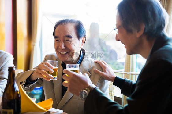 老年人在餐厅聚餐图片