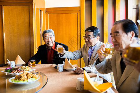 老年人在餐厅聚餐图片