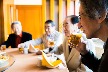 老年人在餐厅聚餐图片